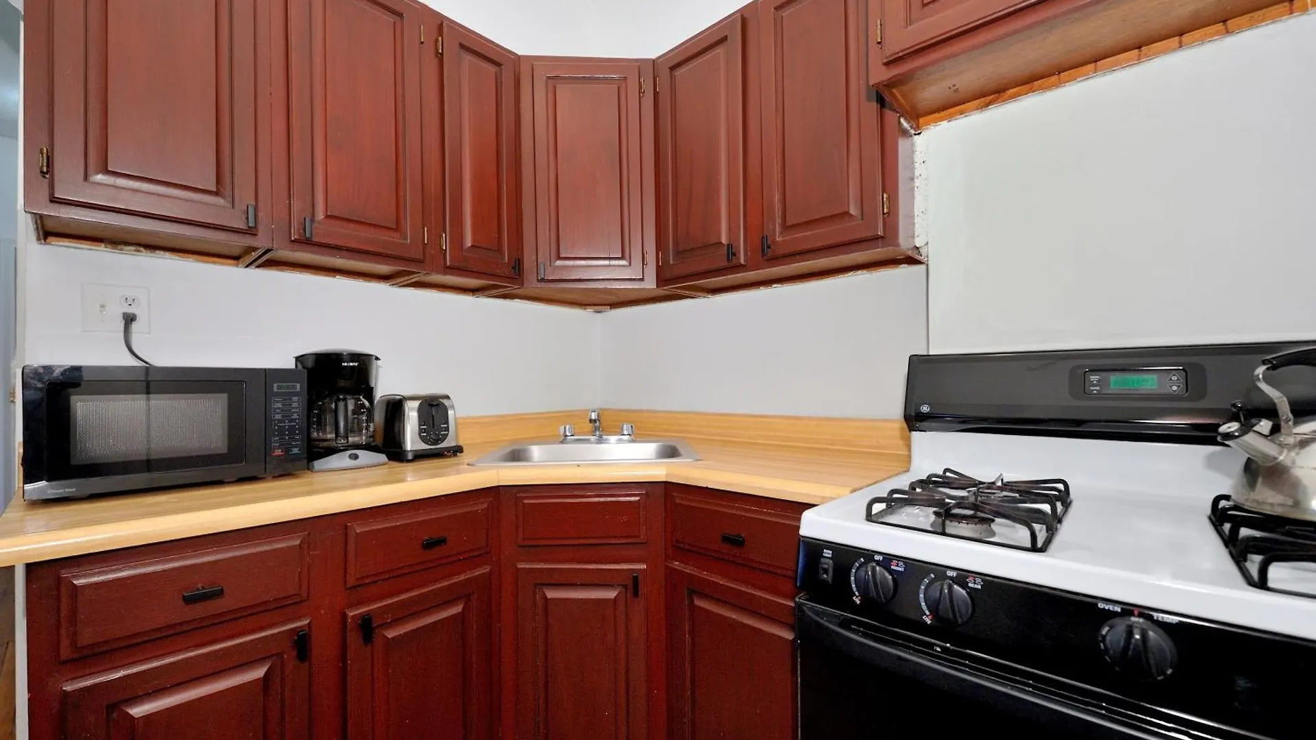 Midtown West Furnished 3 Bedroom Apartment New York
